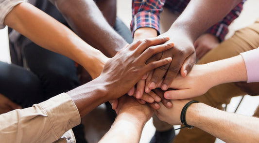 Solidarité contre la soumission chimique : personnes se tenant la main, unies pour prévenir les agressions par substances psychoactives en milieux festifs et privés.