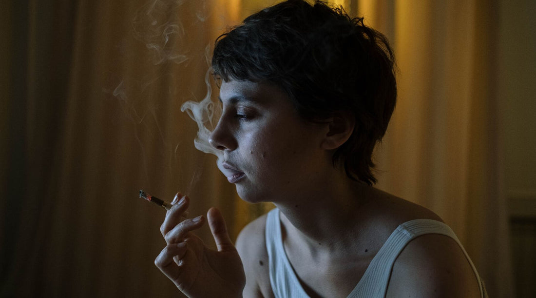 photo d'un adolescent qui fume un joint de cannabis