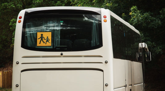 Car scolaire illustrant les enjeux de prévention des stupéfiants chez les conducteurs